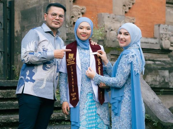 Haru dan Bangga Irish Bella, Putri Sambung Resmi Jadi Dokter
