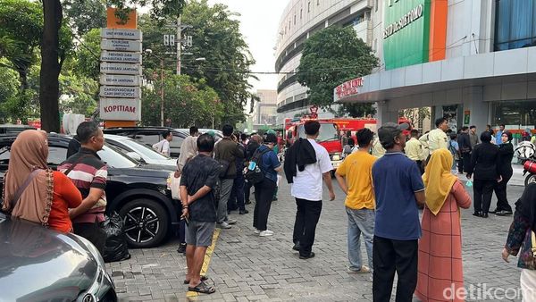 Situasi Tegang Saat Gedung PPJT RSUD dr Soetomo Surabaya Terbakar