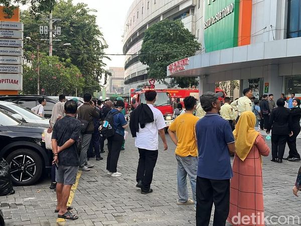 Situasi Tegang Saat Gedung PPJT RSUD dr Soetomo Surabaya Terbakar