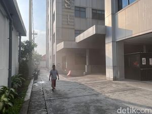 33 Pasien Dievakuasi Saat Lantai 5 Gedung PPJT RSUD dr Soetomo Terbakar