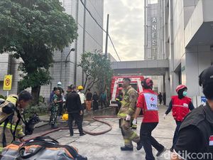 4 Petugas Damkar Terpapar Asap Saat Padamkan Kebakaran PPJT RSUD Soetomo