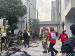 4 Petugas Damkar Terpapar Asap Saat Padamkan Kebakaran PPJT RSUD Soetomo