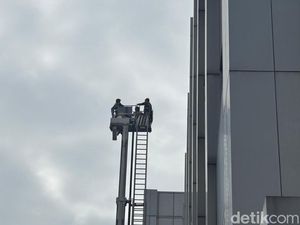 Bronto Skylift Bantu Evakuasi Pasien Kebakaran PPJT RSUD dr Soetomo