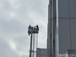 Bronto Skylift Bantu Evakuasi Pasien Kebakaran PPJT RSUD dr Soetomo
