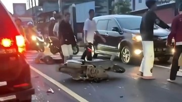 Pemotor Jatuh Lalu Tabrak Minibus di Puncak Bogor, 1 Orang Luka