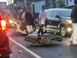 Pemotor Jatuh Lalu Tabrak Minibus di Puncak Bogor, 1 Orang Luka