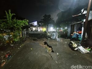 Hujan Deras Bikin Jalan di Ngaliyan Ambrol