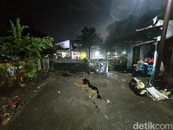 Hujan Deras Bikin Jalan di Ngaliyan Ambrol