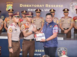 Perkuat Literasi, Polda Metro Serahkan Referensi Hukum Terbaru ke Taruna Akpol
