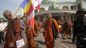 Biksu Walk For Peace Singgah di Masjid, Bawa Pesan Toleransi Menuju Waisak
