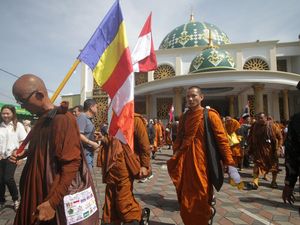 Biksu Walk For Peace Singgah di Masjid, Bawa Pesan Toleransi Menuju Waisak