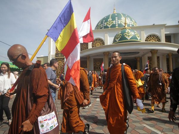 Biksu Walk For Peace Singgah di Masjid, Bawa Pesan Toleransi Menuju Waisak