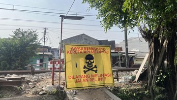 Warga Harap Ada Perlintasan Rel KA Resmi Dekat Permukiman di Tebet