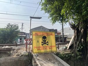 Warga Harap Ada Perlintasan Rel KA Resmi Dekat Permukiman di Tebet