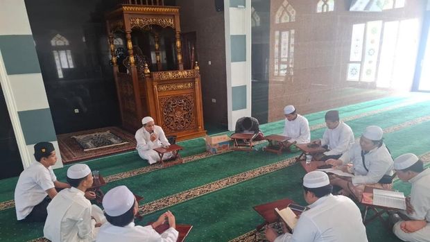 Polda Sumatera Selatan (Sumsel) menggelar Khotaman Al-Qur'an sebanyak 80 kali secara serentak di beragam wilayah Sumsel.