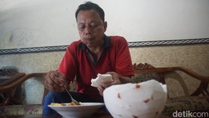 Tukang Ojek di Jombang Nggak Bisa Makan Tanpa Kelapa, Sebulan Habis 15 Butir!