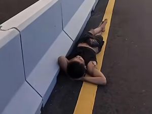 Viral Pria Tidur Pulas di Jalur Motor Tol Bali Mandara