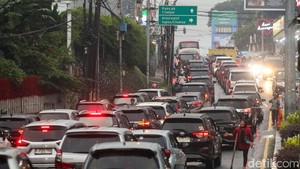 Puluhan Ribu Kendaraan Padati Jalur Puncak Saat Hari Kedua Libur Panjang