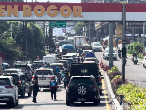 Video: 10 Ribu Kendaraan Melintas dari Jakarta ke Puncak Siang Ini