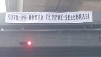 Spanduk Kota Ini Bukan Tempat Selebrasi di Flyover Jelang PSM Vs Persib