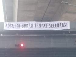 Spanduk Kota Ini Bukan Tempat Selebrasi di Flyover Jelang PSM Vs Persib