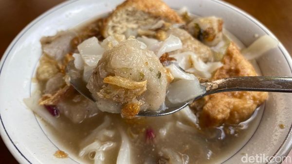 Adem Banget! Makan Bakso Cirawang di Tengah Kebun Asri Kalibata