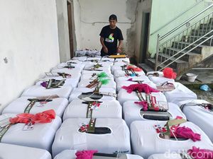 Tanda Unik di Koper Calon Jemaah Haji Lumajang, Boneka-Gelas Plastik
