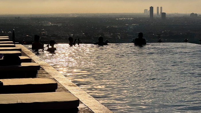 The Trans Luxury Hotel Surabaya Sambut Tamu Pertama
