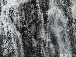 Menjajal Ekstremnya Waterfall Rappeling di Curug Tilu Leuwi Opat