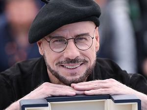 John Travolta Tampil Lagi dengan Topi Baret di Red Carpet, Ada Alasannya