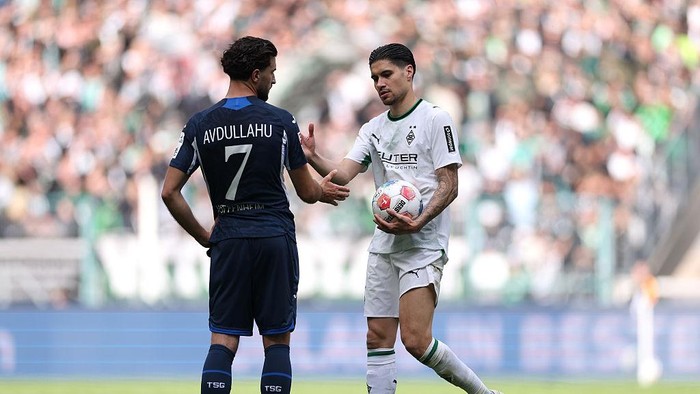 MOENCHENGLADBACH, GERMANY - MAY 16: Leon Avdullahu of TSG 1899 Hoffenheim shakes hands with Kevin Diks of Borussia Monchengladbach after the Bundesliga match between Borussia Mönchengladbach and TSG Hoffenheim at Borussia-Park on May 16, 2026 in Moe