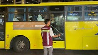 Cerita Hajri, Mahasiswa Asal Jambi Bantu Jemaah Haji di Halte Bus Shalawat
