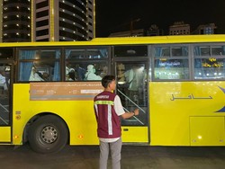 Cerita Hajri, Mahasiswa Asal Jambi Bantu Jemaah Haji di Halte Bus Shalawat