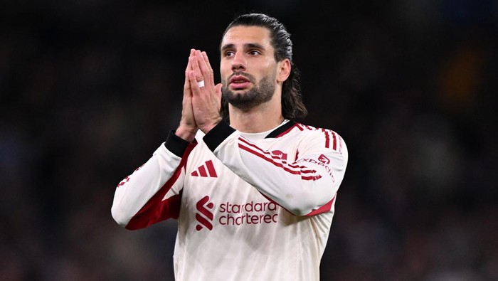 BIRMINGHAM, ENGLAND - MAY 15: (THE SUN OUT, THE SUN ON  SUNDAY OUT) Dominik Szoboszlai of Liverpool applauds the fans after the Premier League match between Aston Villa and Liverpool at Villa Park on May 15, 2026 in Birmingham, England. (Photo by Liv