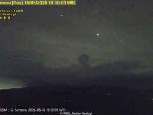 Gunung Semeru Erupsi 2 Kali Malam Ini, Tinggi Letusan Capai 1.000 Meter
