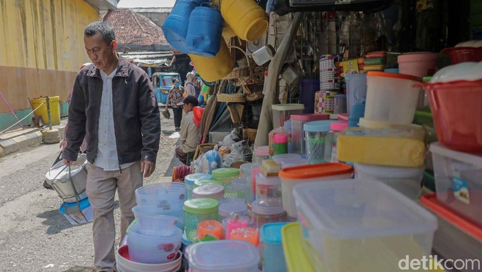 Harga Perabot Rumah Tangga di Jatinegara Naik Pedagang menata gelas cerah plastik di salah satu toko peralatan rumah tangga di area Pasar Jatinegara, Bali Mester, Jakarta Timur. Sejumlah perabot rumah tangga berbahan plastik, alumunium hingga melamin mengalami kenaikan nilai dalam beberapa bulan terakhir akibat melonjaknya biaya bahan baku dan distribusi.