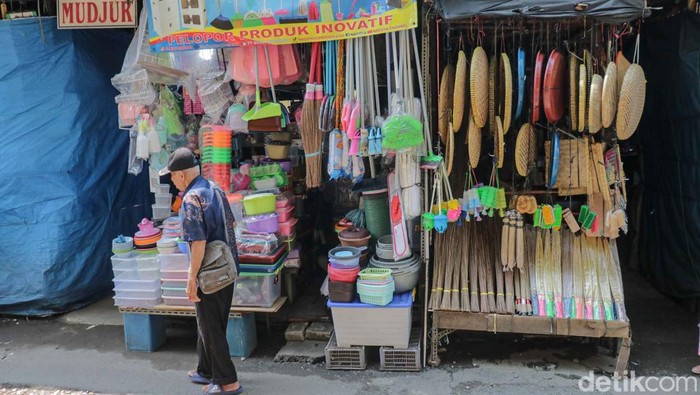 Harga Perabot Rumah Tangga di Jatinegara Naik Pedagang menata gelas cerah plastik di salah satu toko peralatan rumah tangga di area Pasar Jatinegara, Bali Mester, Jakarta Timur. Sejumlah perabot rumah tangga berbahan plastik, alumunium hingga melamin mengalami kenaikan nilai dalam beberapa bulan terakhir akibat melonjaknya biaya bahan baku dan distribusi.