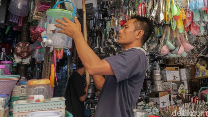 Harga Perabot Rumah Tangga di Jatinegara Naik Pedagang menata gelas cerah plastik di salah satu toko peralatan rumah tangga di area Pasar Jatinegara, Bali Mester, Jakarta Timur. Sejumlah perabot rumah tangga berbahan plastik, alumunium hingga melamin mengalami kenaikan nilai dalam beberapa bulan terakhir akibat melonjaknya biaya bahan baku dan distribusi.