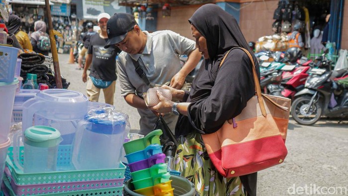 Harga Perabot Rumah Tangga di Jatinegara Naik Pedagang menata gelas cerah plastik di salah satu toko peralatan rumah tangga di area Pasar Jatinegara, Bali Mester, Jakarta Timur. Sejumlah perabot rumah tangga berbahan plastik, alumunium hingga melamin mengalami kenaikan nilai dalam beberapa bulan terakhir akibat melonjaknya biaya bahan baku dan distribusi.