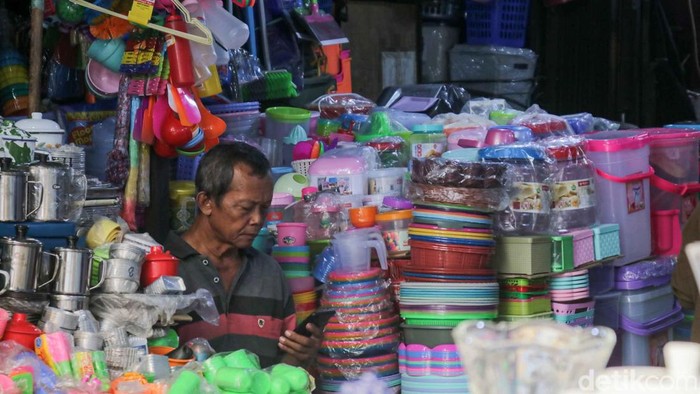Harga Perabot Rumah Tangga di Jatinegara Naik Pedagang menata gelas cerah plastik di salah satu toko peralatan rumah tangga di area Pasar Jatinegara, Bali Mester, Jakarta Timur. Sejumlah perabot rumah tangga berbahan plastik, alumunium hingga melamin mengalami kenaikan nilai dalam beberapa bulan terakhir akibat melonjaknya biaya bahan baku dan distribusi.