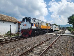 Truk Parkir Sembarangan Ganggu Perjalanan KA Papandayan di Purwakarta