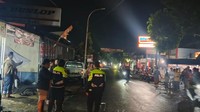 Pemotor Tewas Terlindas Bus Usai Tabrak Truk Parkir di Kuningan