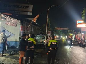 Pemotor Tewas Terlindas Bus Usai Tabrak Truk Parkir di Kuningan