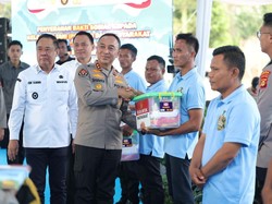 Berdayakan Kelompok Tani, Polda Sumsel Beri Bantuan Benih Jagung hingga Alat Mesin