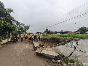 Tanggul Sungai Plumbon Semarang Jebol 50 Meter