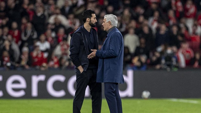 LISBON, PORTUGAL - FEBRUARY 17: Alvaro Arbeloa Head Coach of Real Madrid (L) and José Mourinho Head Coach of SL Benfica (R) talking on the pitch after play is suspended during the UEFA Champions League 2025/26 League Knockout Play-off First Leg matc