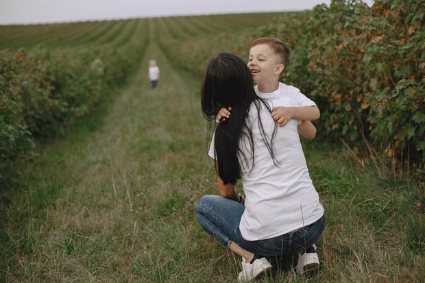 Menangani anak tantrum dengan kontak mata dan pelukan/Foto: Magnific.com/prostooleh Kontak mata dan sentuhan hangat dapat membantu anak merasa lebih aman saat emosinya sedang tidak stabil. Cara ini membuat proses menangani anak tantrum terasa lebih lembut dan penuh empati.