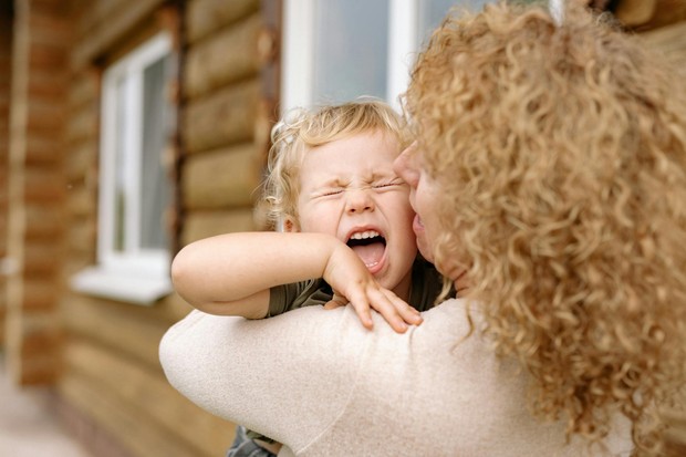 Menangani anak tantrum dengan membawa anak ke tempat tenang /Foto: Pexels.com/Yan Krukau Menangani anak tantrum bisa dimulai dengan mengurangi distraksi dan tekanan dari lingkungan sekitar. Tempat yang lebih tenang membantu anak merasa lebih aman untuk menenangkan emosinya.