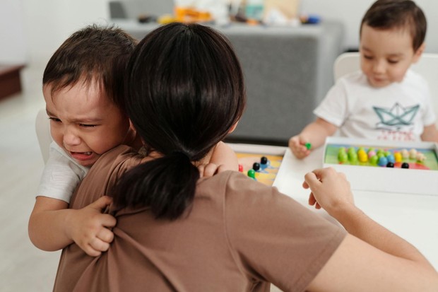 Menangani anak tantrum dengan tetap tenang/Foto: Pexels.com/Jep Gambardella Menangani anak tantrum membutuhkan emosi orang tua yang stabil agar situasi tidak semakin memanas. Memahami bahwa anak sedang kesulitan mengatur emosi bisa membantu orang tua lebih sabar menghadapi tantrum.