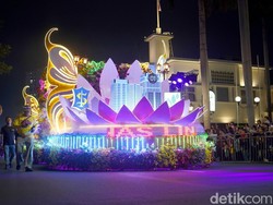 Semerbak Bunga di Parade Surabaya Vaganza Meriahkan HJKS ke-733